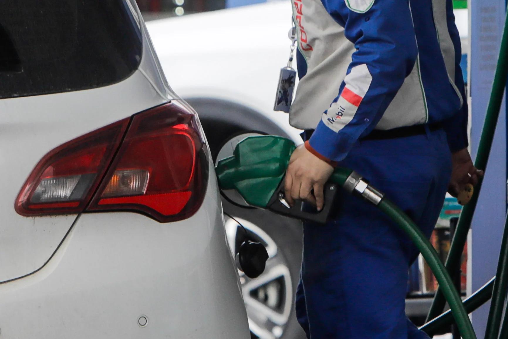 Enap anuncia nueva alza de combustibles: Bencinas subirán $35 y $97 el diésel