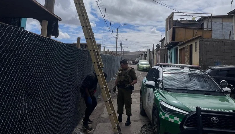 Sorprenden a sujeto colgándose del tendido eléctrico en sector Cerro Chuño de Arica