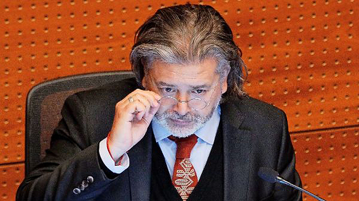 Juez Urrutia se resiste a eventual remoción: Dos recursos ante el TC y una demanda contra el Poder Judicial