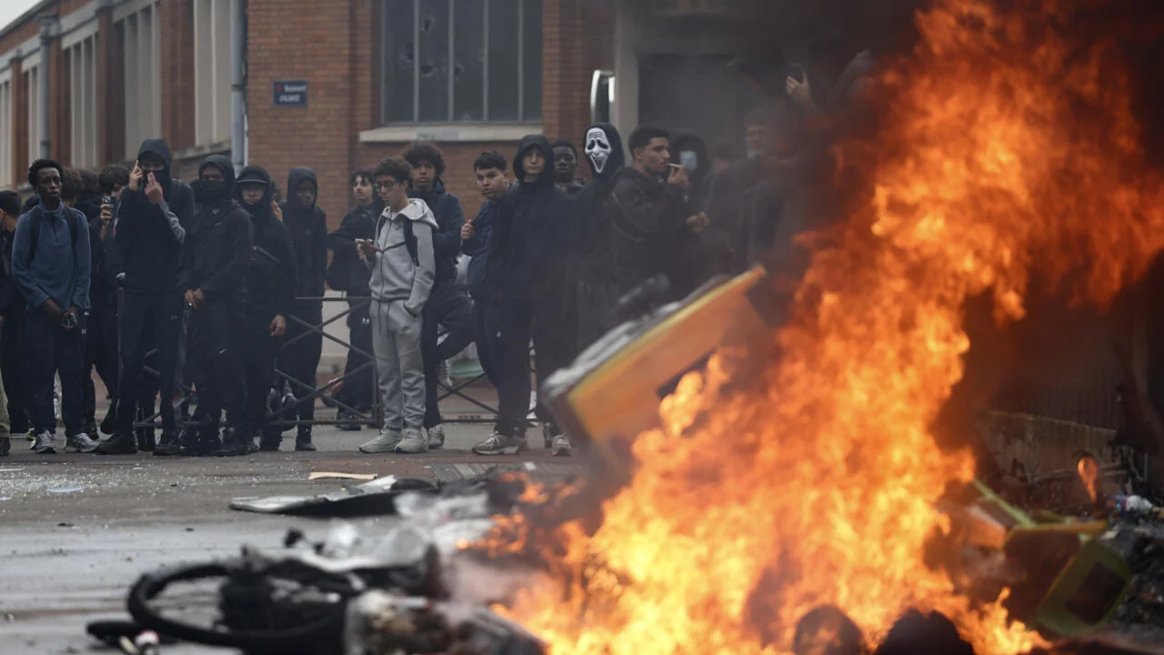 Tras masiva jornada de protestas en Francia: Autoridades notificaron sobre detención de 400 personas