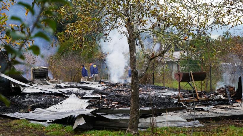 Investigan ataque incendiario que afectó a una cabaña en Contulmo: se encontró un lienzo reivindicativo  